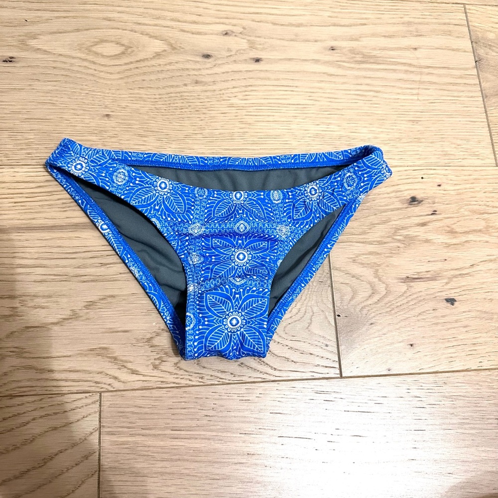 jolyn bali bikini bottoms blue and white pattern